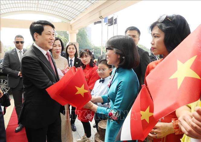 Kiều bào đón Chủ tịch nước Lương Cường và Phu nhân tại Thủ đô Cairo, Ai Cập. Ảnh: Lâm Khánh/TTXVN