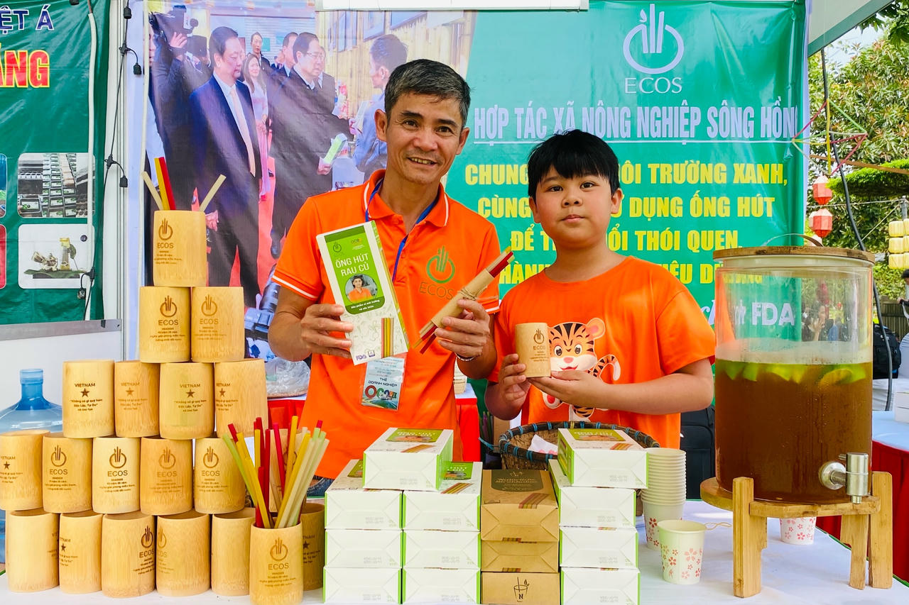 Anh nông dân ‘hô biến’ rau củ thành ống hút thân thiện với môi trường