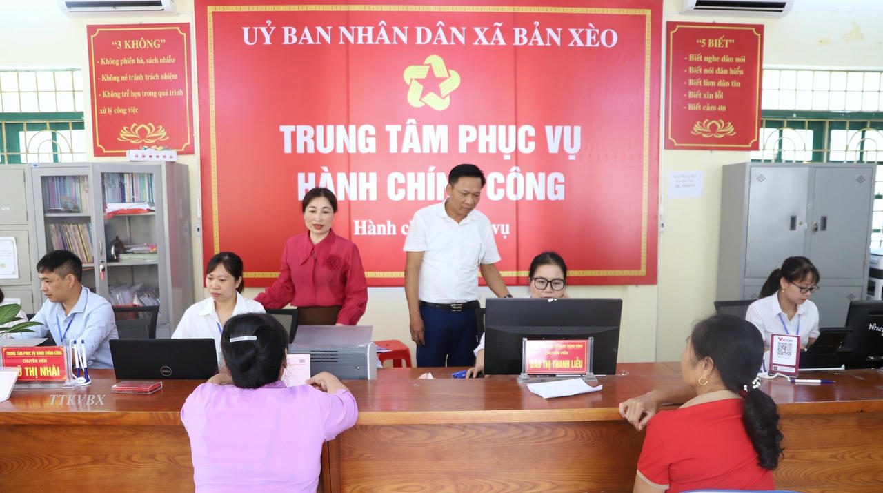  Trong tháng đầu hoạt động, Trung tâm đã tiếp nhận 207 hồ sơ, trong đó có 106 hồ sơ trực tuyến qua Cổng dịch vụ công quốc gia và 101 hồ sơ giấy. (Ảnh: TTKVBX)