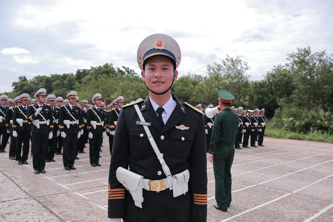 Khối trưởng khối đi sỹ quan Hải quân - Trung úy Nguyễn Bình Dương (Trung đội trưởng thuộc Lữ đoàn Công binh 83, Quân chủng Hải quân). (Ảnh: PV).