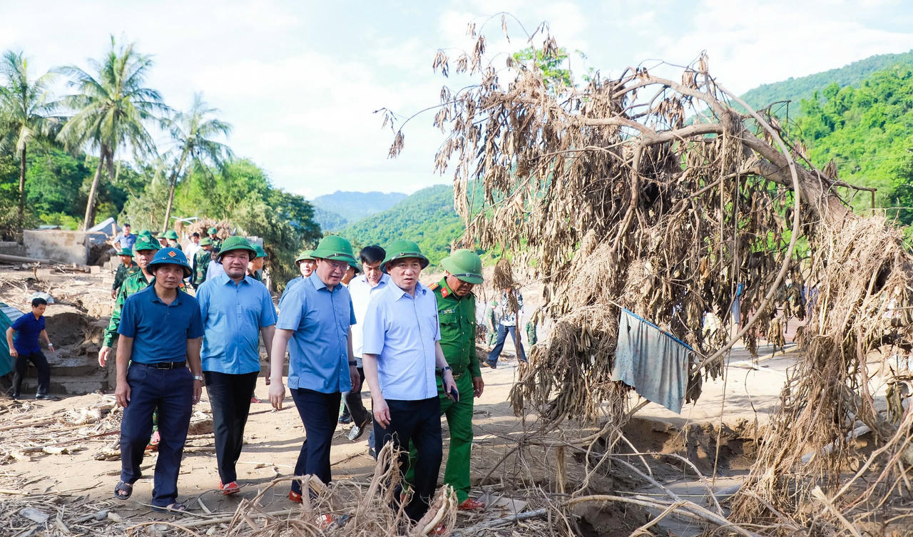 Phó Thủ tướng khảo sát các địa điểm bị phá hủy nặng nề do mưa lũ - Ảnh: VGP