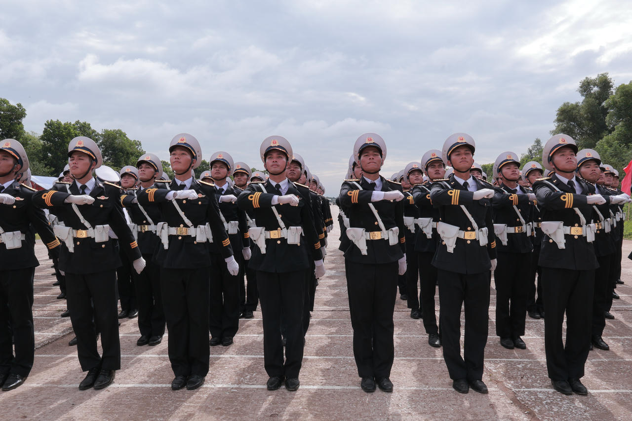 Trưa mặt trời lên đứng bóng, cái nóng bỏng rát hất lên từ mặt đường, các chiến sĩ vẫn kiên trì luyện tập để có thể tạo ra đội hình đi đều, đẹp. (Ảnh: PV).