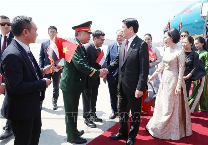 Đại biểu đón Chủ tịch nước Lương Cường và Phu nhân tại sân bay quốc tế Cairo, Ai Cập. Ảnh: Lâm Khánh/TTXVN