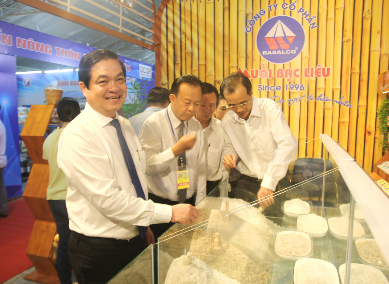 Ông Huỳnh Chí Nguyện – Phó Chủ tịch UBND tỉnh Cà Mau tham quan sản phẩm Muối ăn Bạc Liêu, tại Hội nghị kết nối cung - cầu sản phẩm OCOP giữa tỉnh Bạc Liêu (cũ) với các tỉnh, thành phố năm 2024.