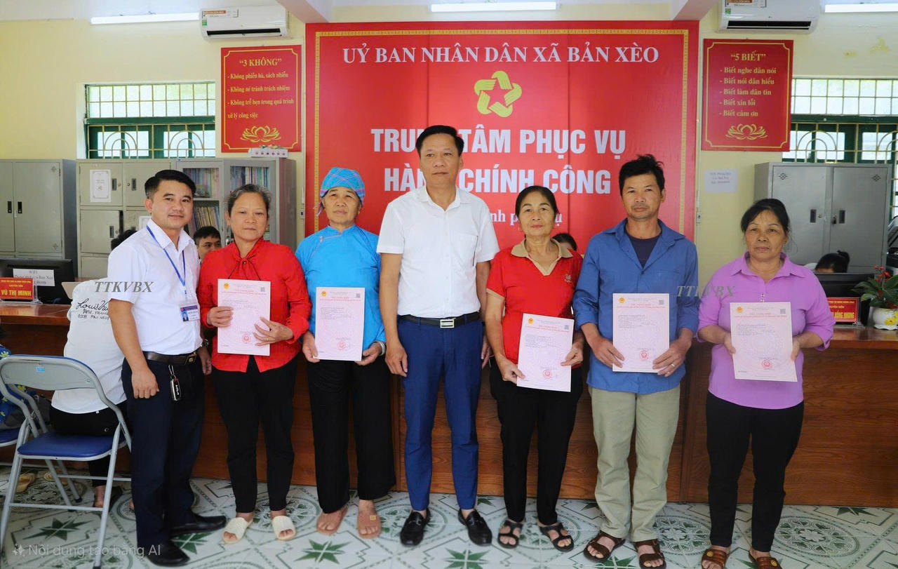 Trao sổ hồng cho các hộ dân. (Ảnh: TTKVBX)