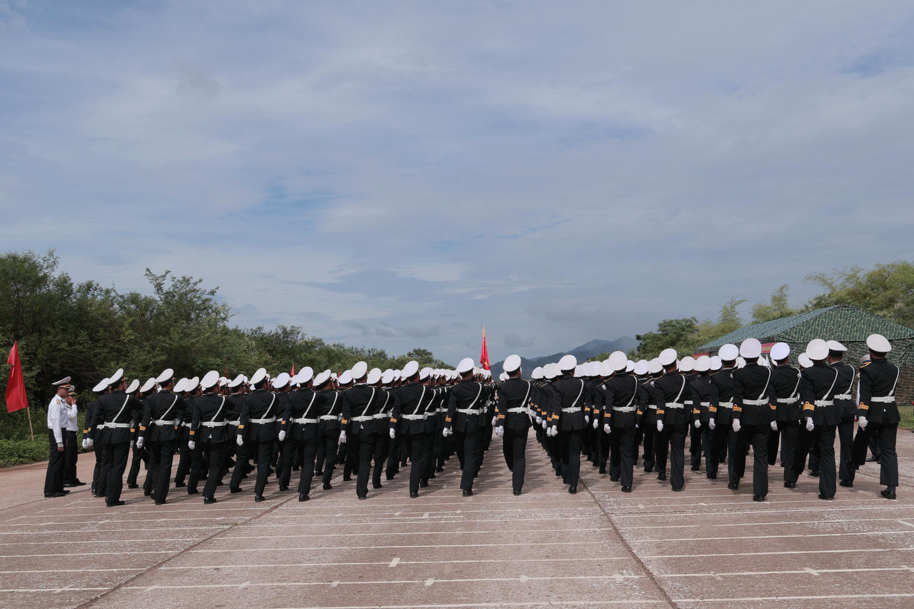 Quá trình huấn luyện được triển khai theo từng giai đoạn để đảm bảo khối tham gia nắm chắc kỹ thuật, giữ đội hình đồng đều, đẹp mắt trong lễ diễu binh. (Ảnh: PV).



