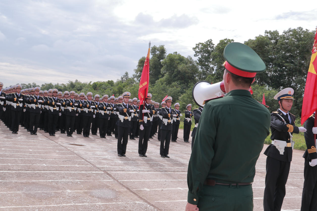 Cán bộ, chiến sĩ khối sỹ quan Hải quân cơ động ra thao trường, chuẩn bị luyện tập. (Ảnh: PV)