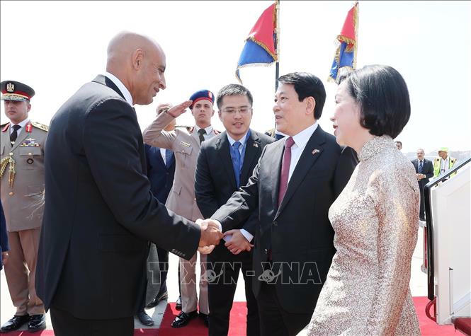Bộ trưởng Bộ Giáo dục và Đào tạo Ai Cập Mohammed Abdel Latif đón Chủ tịch nước Lương Cường và Phu nhân tại sân bay quốc tế Cairo, Ai Cập. Ảnh: Lâm Khánh/TTXVN