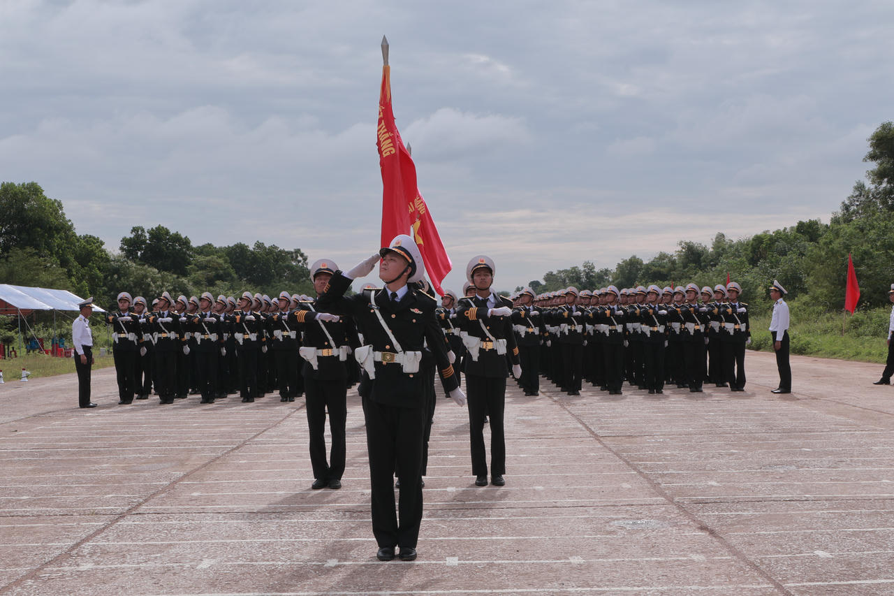 Dưới cái nóng oi ả 37-38 độ C của Thủ đô những ngày tháng 8, sự quyết tâm thể hiện rõ qua từng bước chân của khối sỹ quan Hải quân. (Ảnh: PV).