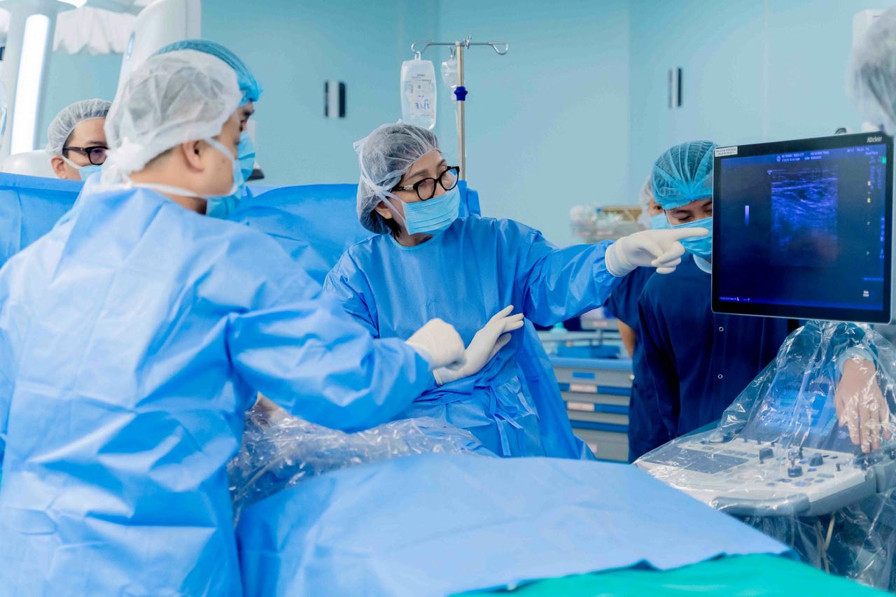 ThS.BS Đinh Thị Hiền Lê cùng ekip thực hiện can thiệp bào thai cho thai phụ, đã cứu sống nhiều thai nhi mắc bệnh lý nặng từ giai đoạn bào thai.