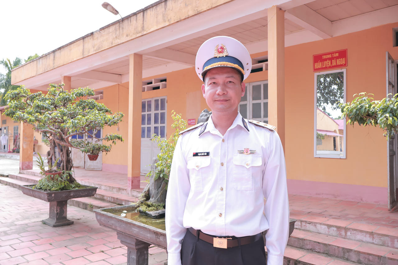Phó Chủ nhiệm Chính trị Lữ đoàn 147 vùng 1 Hải quân - Chính trị viên khối đứng khối sỹ quan hải Quân - Phạm Quốc Tâm. (Ảnh: PV)