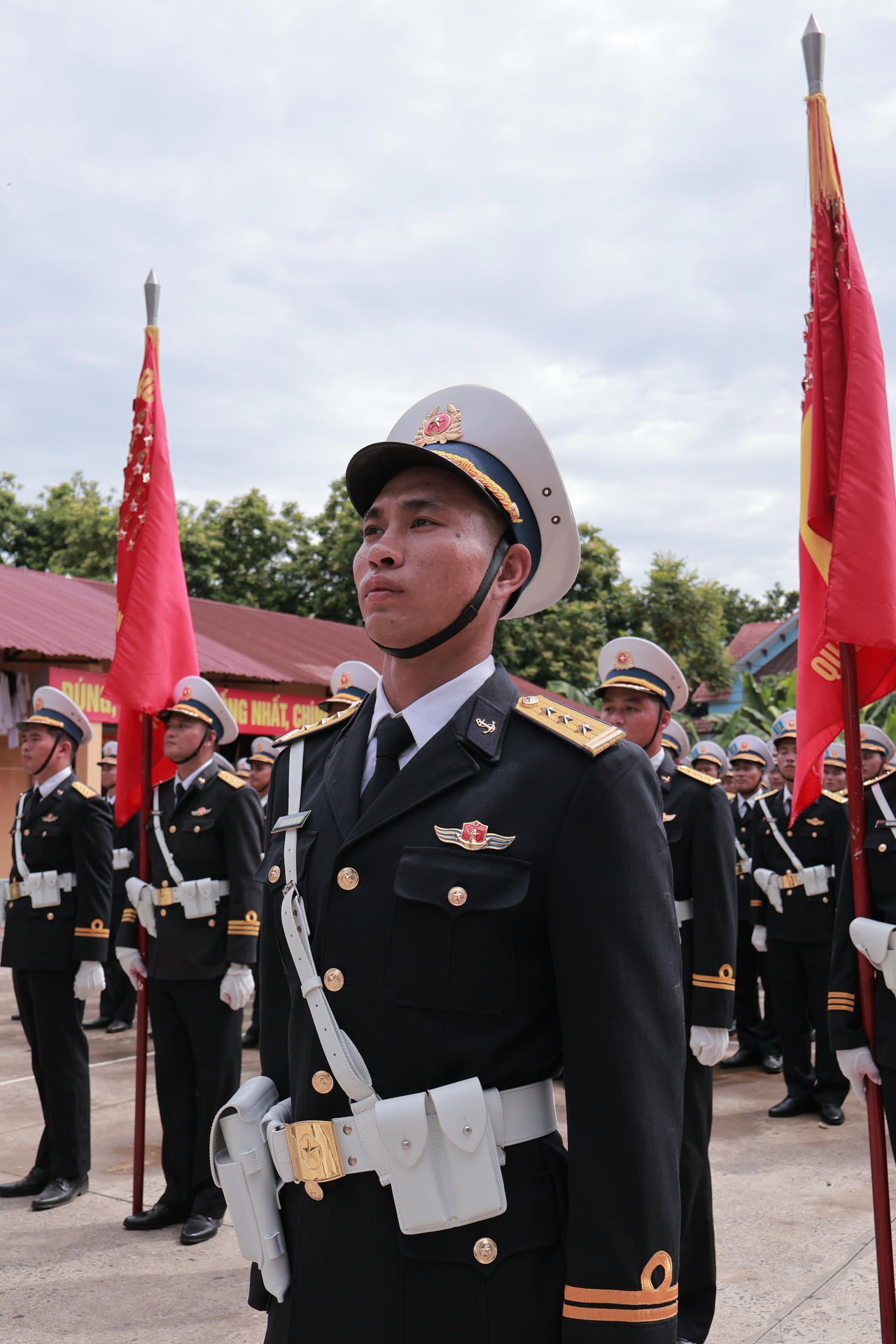 Trung úy Hoàng Minh Nguyên (Lữ đoàn Tàu ngầm 189) - chàng sĩ quan trẻ đảm nhiệm vai trò Khối trưởng khối đứng sỹ quan Hải quân. (Ảnh: PV).