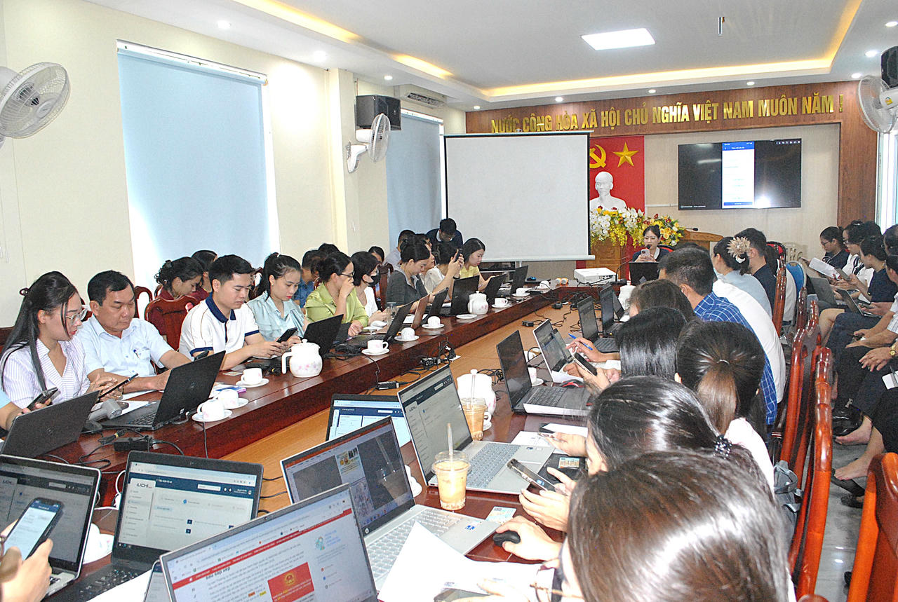 Tất cả công chứng viên, nhân viên của 13 tổ chức hành nghề công chứng trên địa bàn Hà Tĩnh tham gia lớp tập huấn. Ảnh: PV