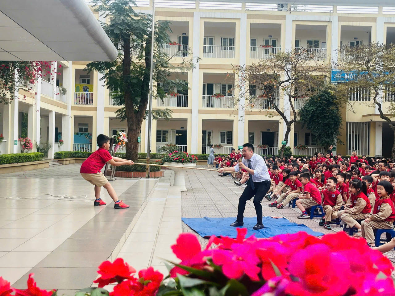 ThS. Tạ Chí Thành và học sinh thực hành kéo người bị nạn. (Ảnh: NVCC)