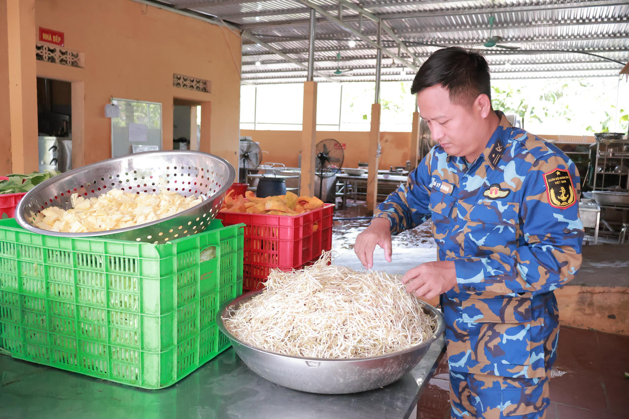 Rau củ tươi được phân loại cẩn thận sau sơ chế, chuẩn bị cho công đoạn chế biến. (Ảnh: PV)