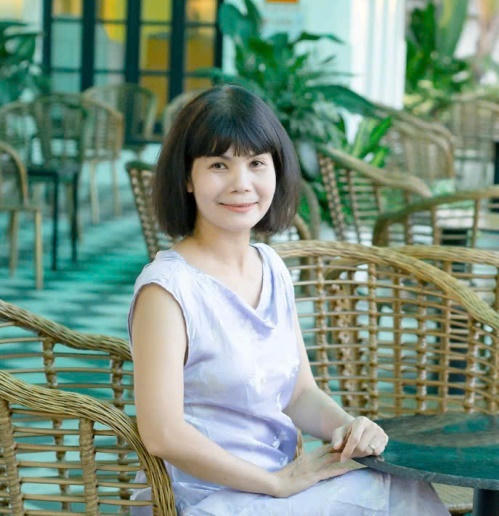 Bà Trần Thị Thúy – Chủ thương hiệu lụa Việt Nam Threesistersilk tại phường Cửa Nam