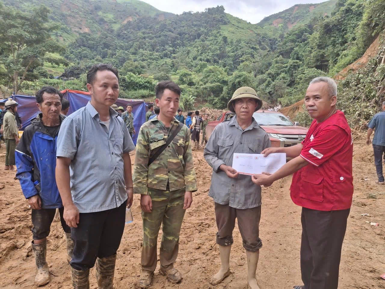 Hội Chữ thập đỏ Việt Nam cứu trợ khẩn cấp người dân hai tỉnh Điện Biên, Sơn La
