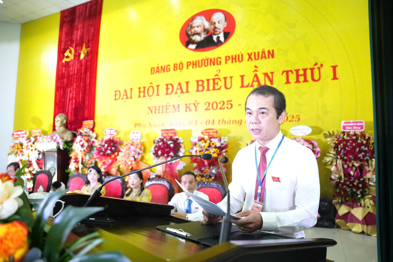 Bí thư Đảng ủy phường Phú Xuân Võ Lê Nhật  trình bày báo cáo chính trị tại đại hội
