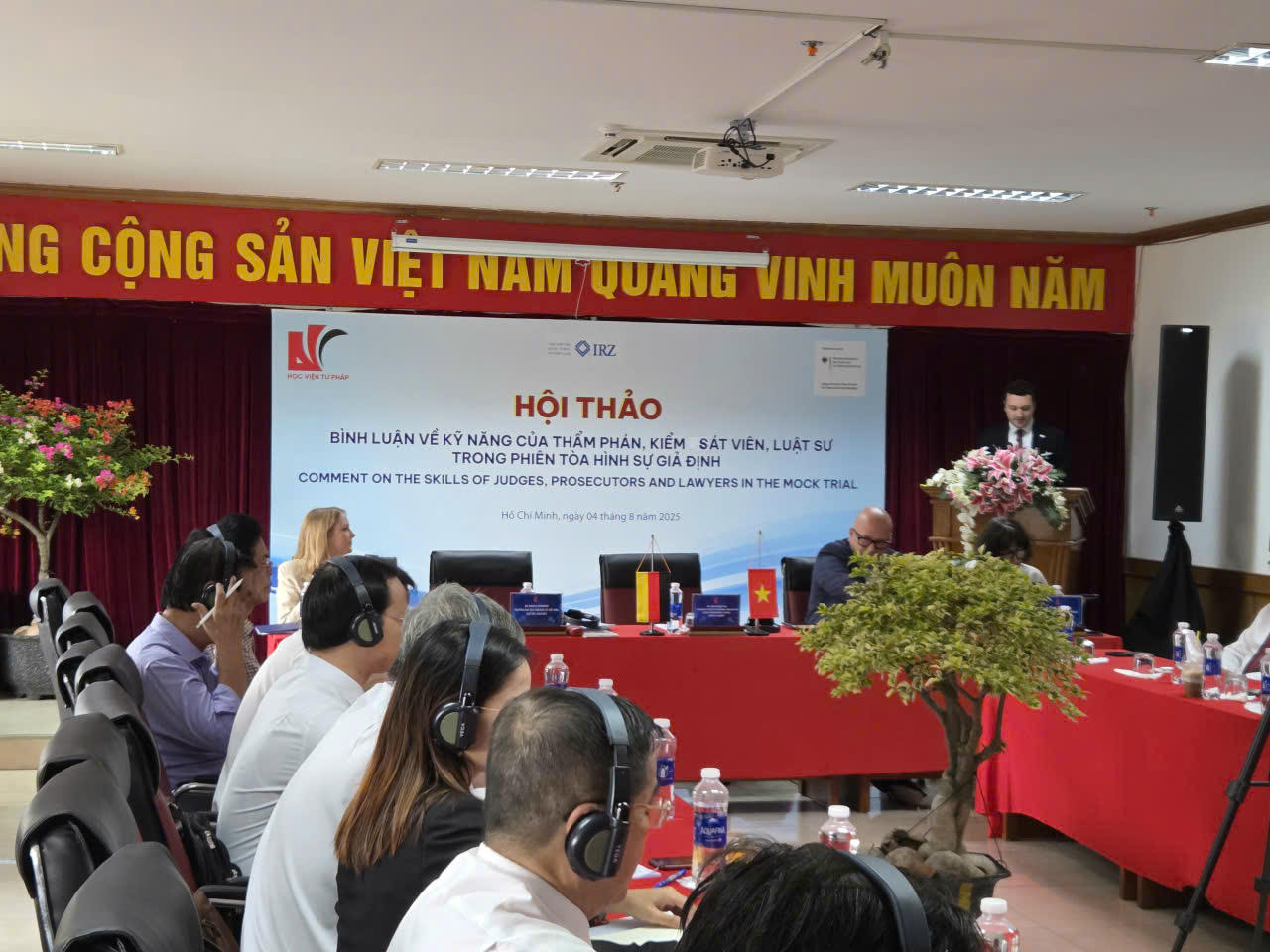 Hội thảo khoa học với chủ đề “Bình luận về kỹ năng của thẩm phán, kiểm sát viên, luật sư tại phiên toà hình sự giả định” đã mở ra một không gian trao đổi học thuật sôi nổi, có chiều sâu. 