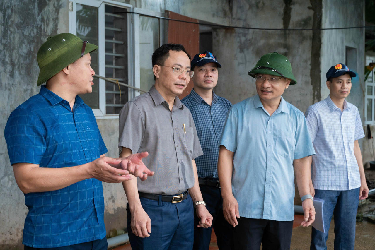  Đại diện lãnh đạo Sở Nông nghiệp và Môi trường tỉnh Ninh Bình kiểm tra công tác phòng chống dịch ở xã Hải An.