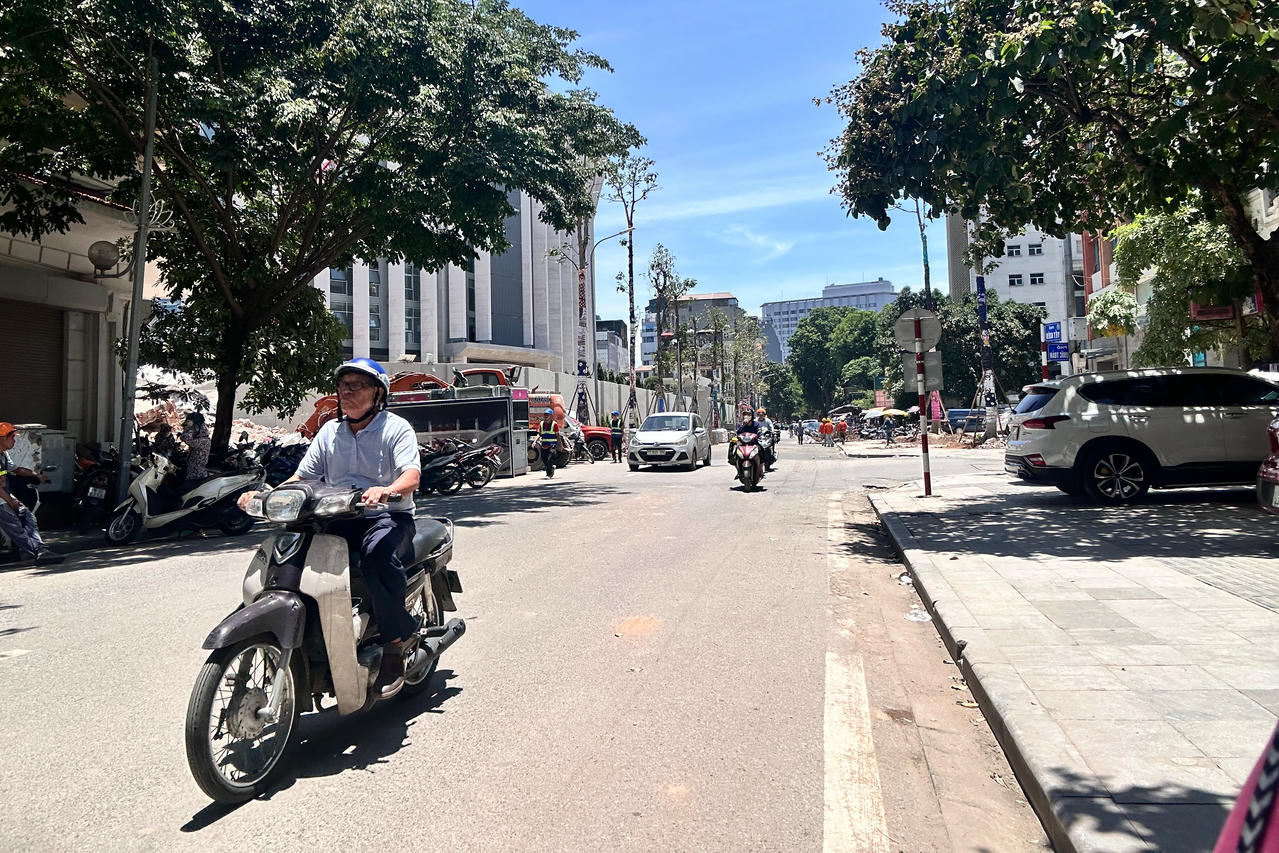 Hạn chế ra ngoài đường, đặc biệt trong khoảng 10h sáng đến 4h chiều - thời điểm nắng gắt nhất.