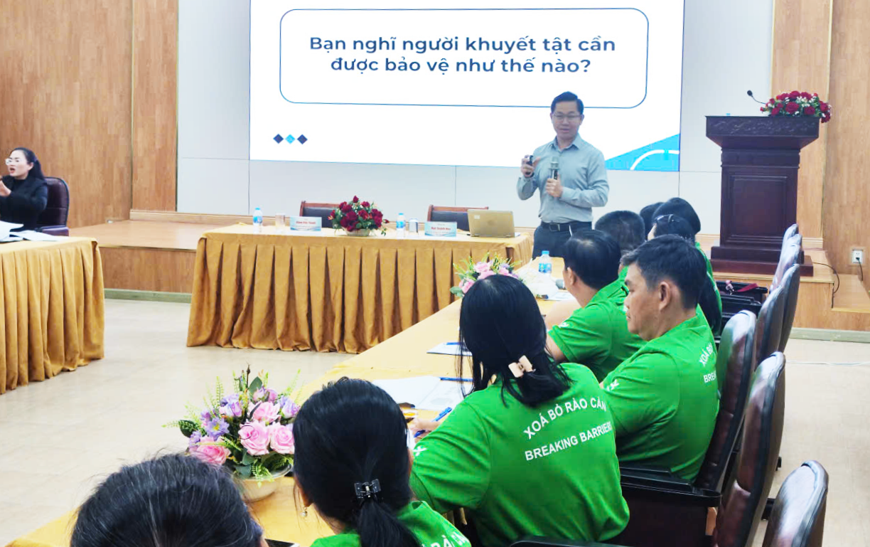 TS. Nguyễn Huy Khoa, Phó trưởng Khoa Luật, Trường ĐH Công đoàn chia sẻ kiến thức luật tại Hội nghị.