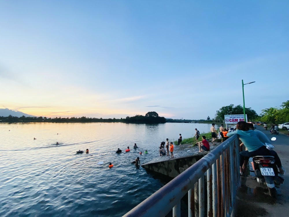Một góc ‘đẹp’ tại đập Quán Trăn (hồ Tân Xã), mọi người vẫn vui vẻ bơi lội tại khu vực có biển báo ‘Cấm bơi’?