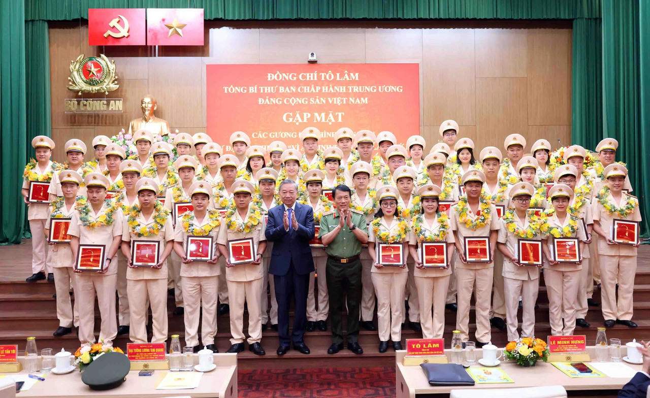 Thúc đẩy cán bộ, chiến sĩ thi đua thực hiện thắng lợi nhiệm vụ bảo vệ an ninh, trật tự