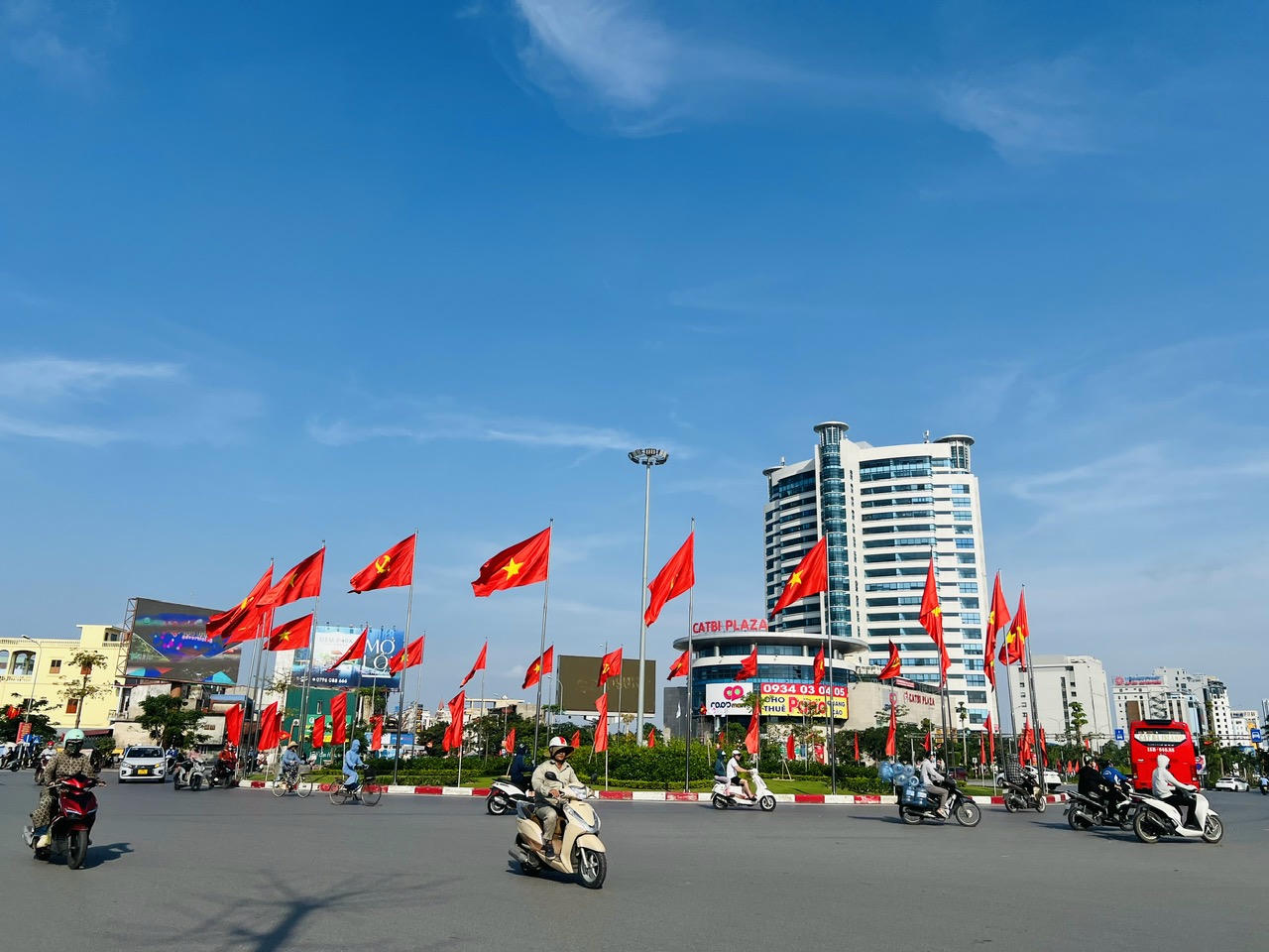 Hải Phòng rợp cờ hoa chào mừng Kỷ niệm 80 năm Cách mạng tháng 8 và Quốc khánh 2/9.