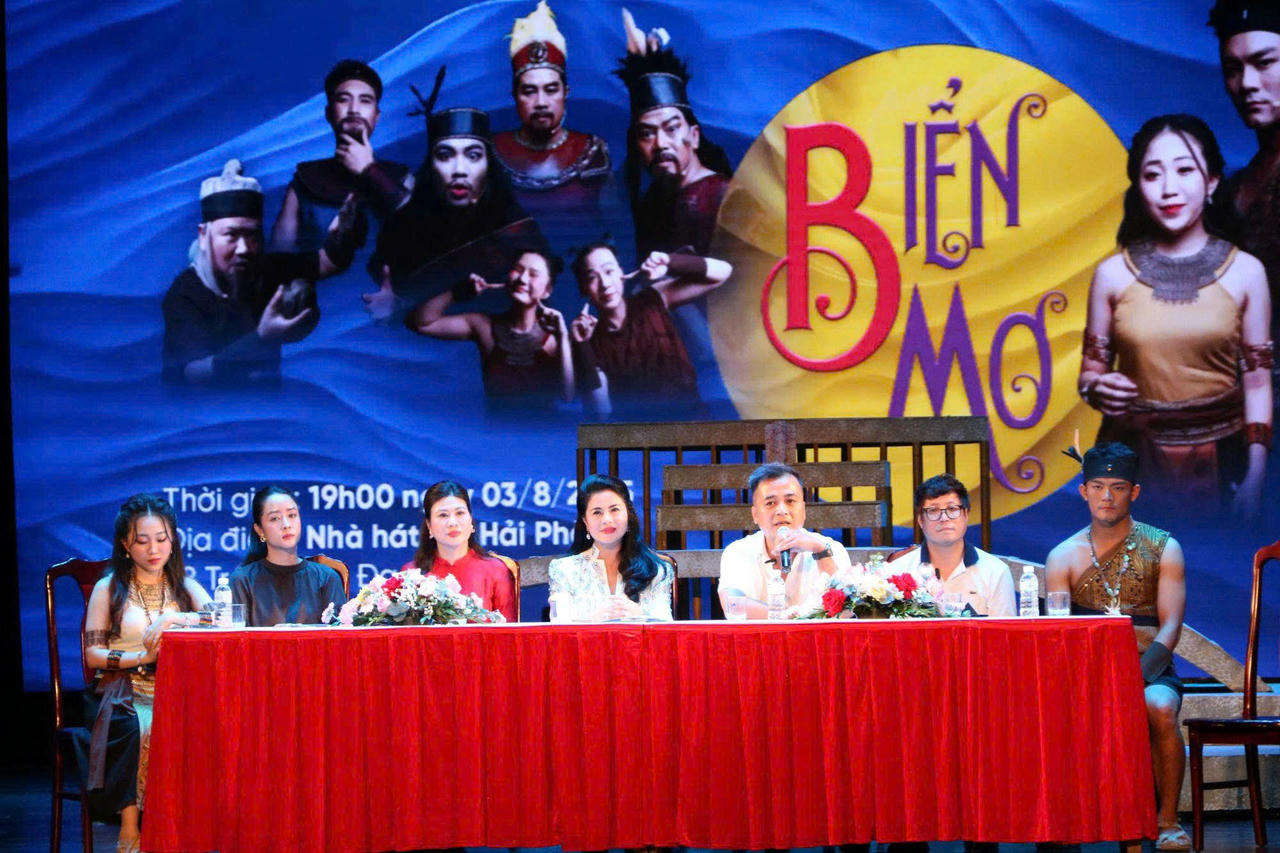 Các đại biểu tham dự họp báo