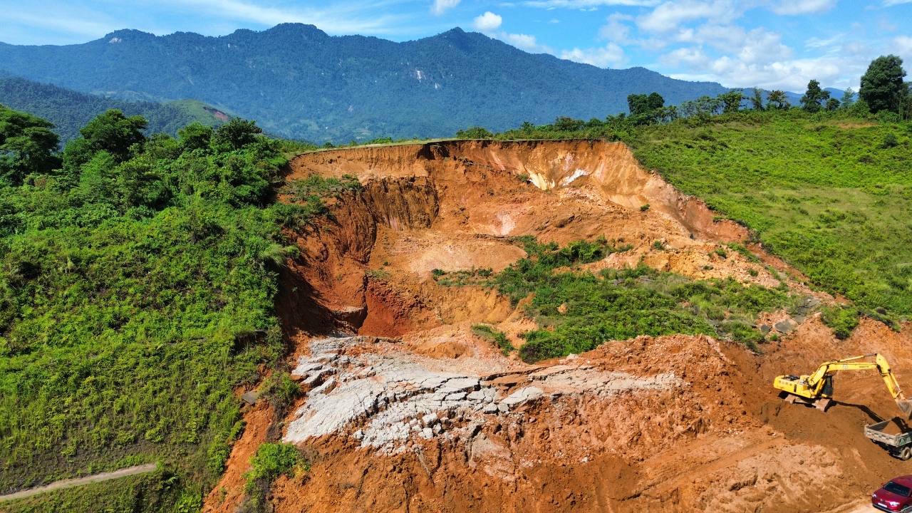 Nguyên nhân ban đầu được xác định là do mưa lớn kéo dài trong nhiều ngày, khiến nước ngấm sâu, làm mất liên kết kết cấu đất đá tại taluy dương, dẫn đến hiện tượng sạt trượt.