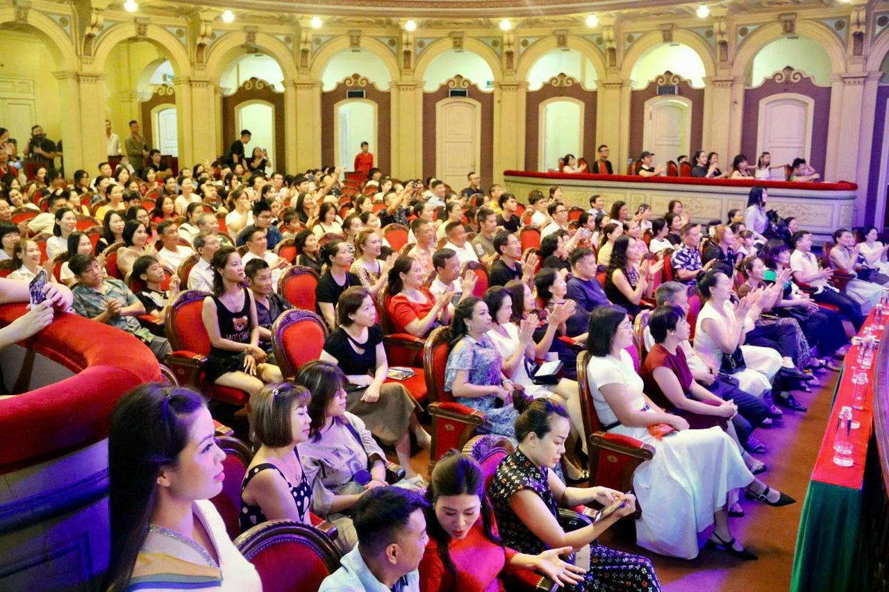 Khán giả chật kín khán phòng