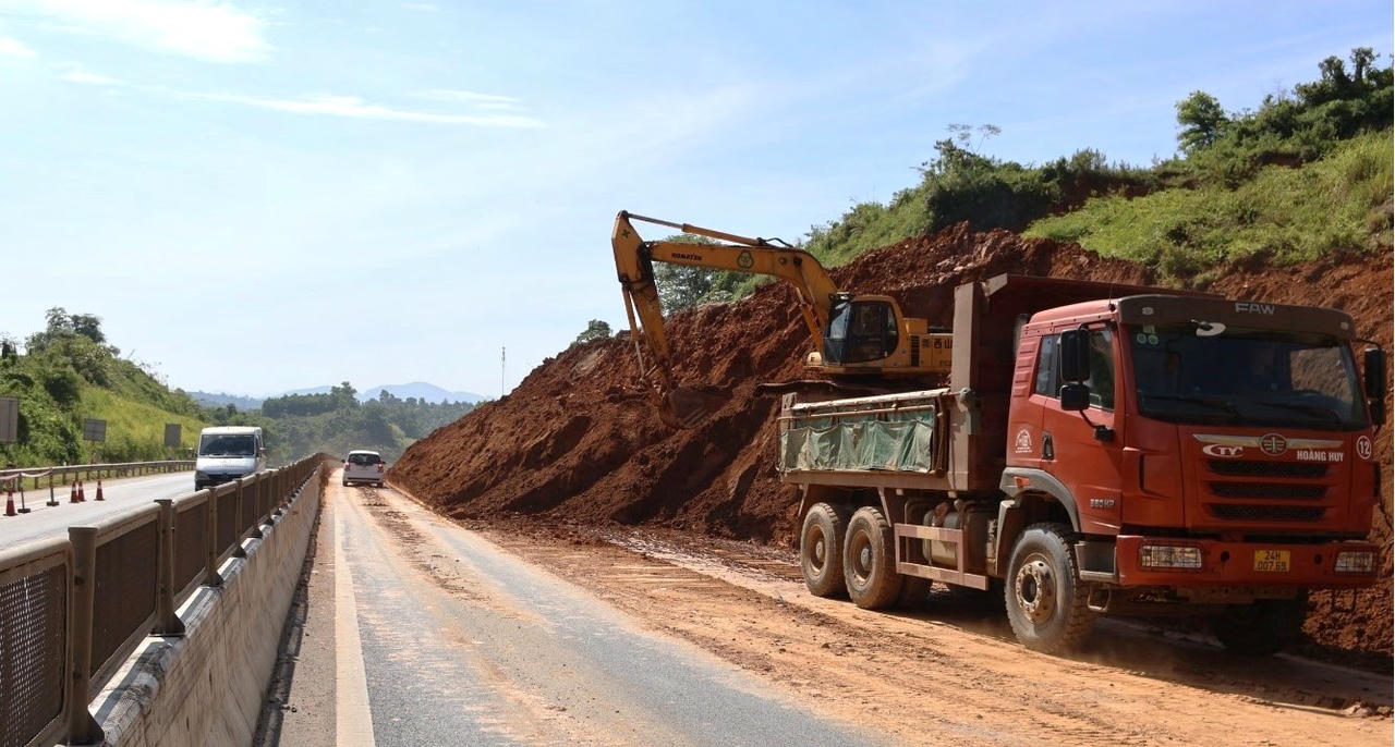 Đơn vị chức năng tiến hành san gạt mặt đường, thu dọn đất đá và tổ chức thông xe bước 1.