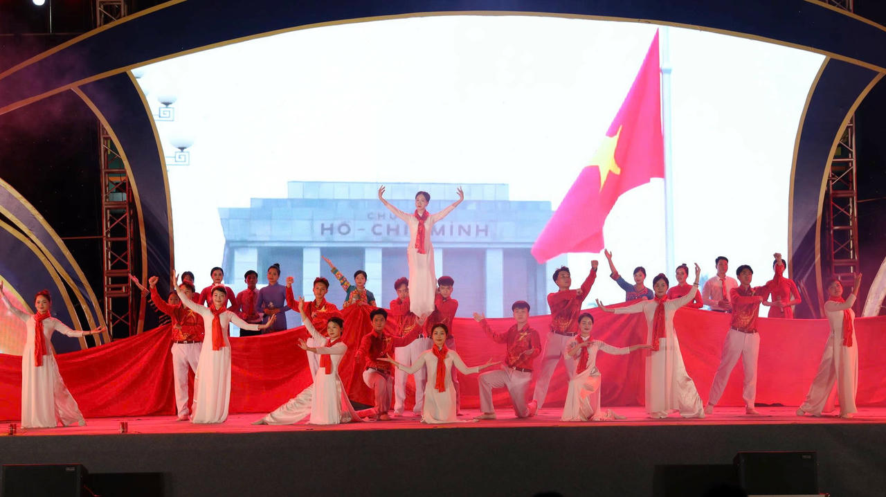 Những hình ảnh của Hà Nội ngàn năm văn hiến cũng được khắc họa đậm nét. Ảnh: Nguyên Đức.
