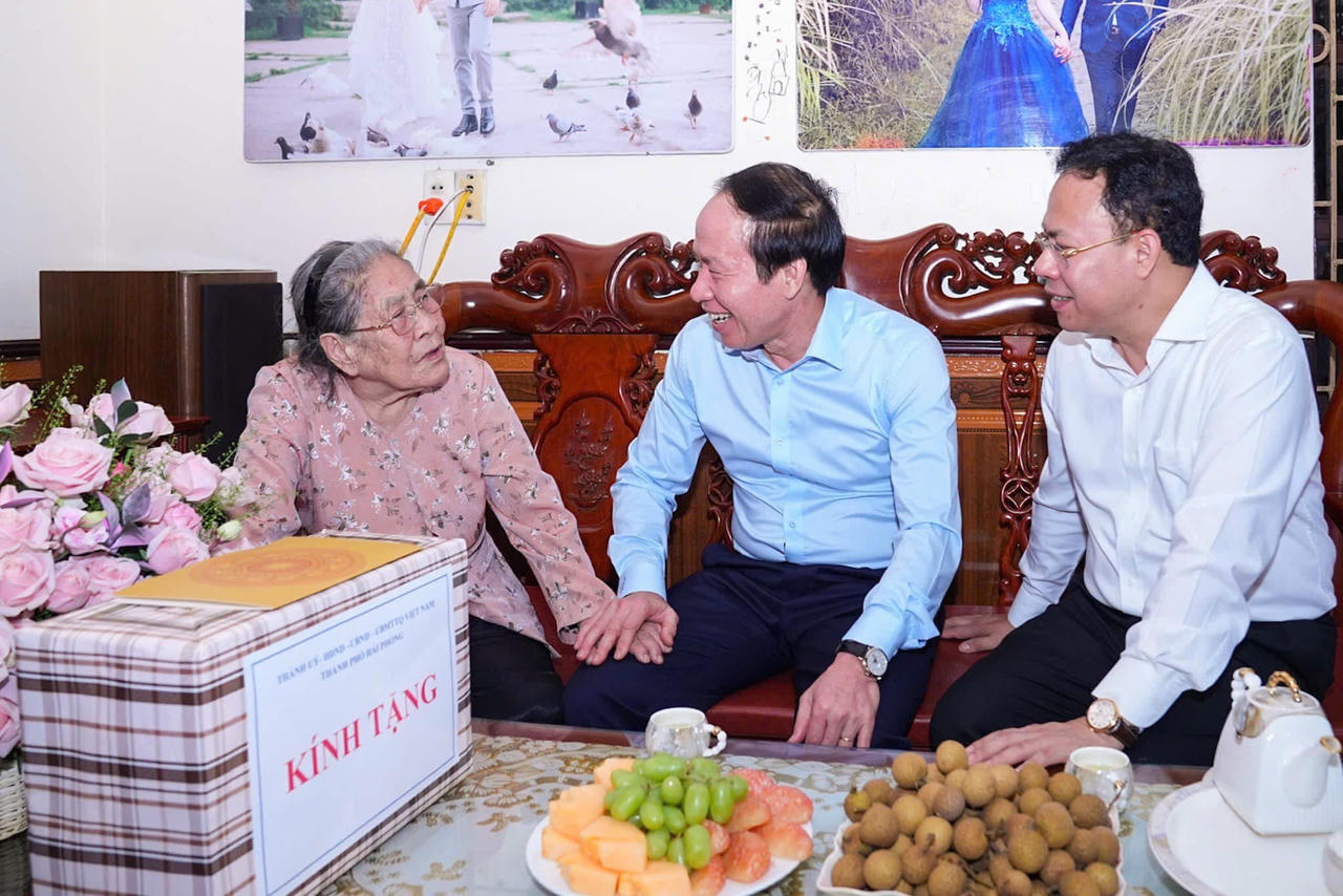 Bí thư Thành uỷ Hải Phòng Lê Tiến Châu  thăm, tặng quà Mẹ Việt Nam anh hùng Trần Thị Gái tại phường Trần Hưng Đạo