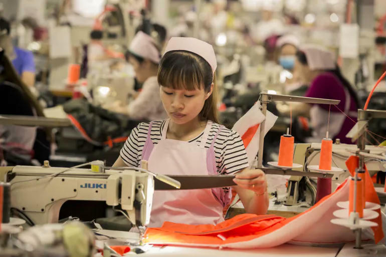 Một nữ công nhân nhà máy da giày Pou Yuen đang mang bầu tháng thứ 5. Nguồn UNICEF Việt Nam\Trương Việt Hùng (2018)