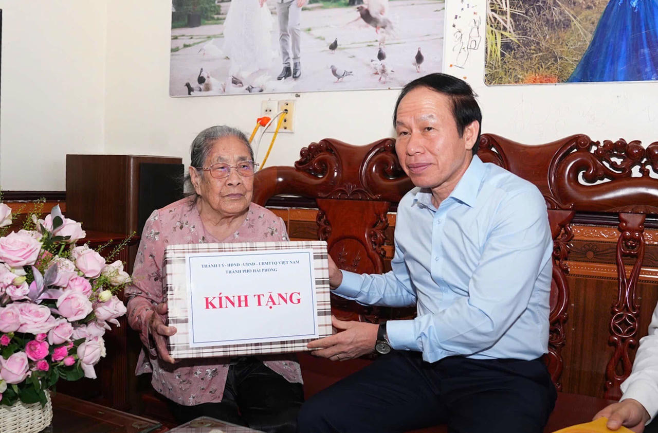 Ủy viên Trung ương Đảng, Bí thư Thành ủy Hải Phòng Lê Tiến Châu đến thăm, tặng quà Mẹ Việt Nam Anh hùng Trần Thị Gái tại thôn Bắc Đẩu, phường Trần Hưng Đạo, TP Hải Phòng.