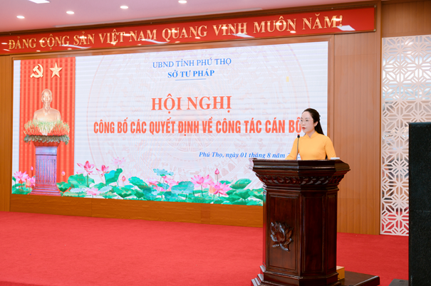 Bà Đặng Thị Thu Hường phát biểu thay mặt các nhân sự nhận quyết định. Ảnh: Sở Tư pháp tỉnh Phú Thọ