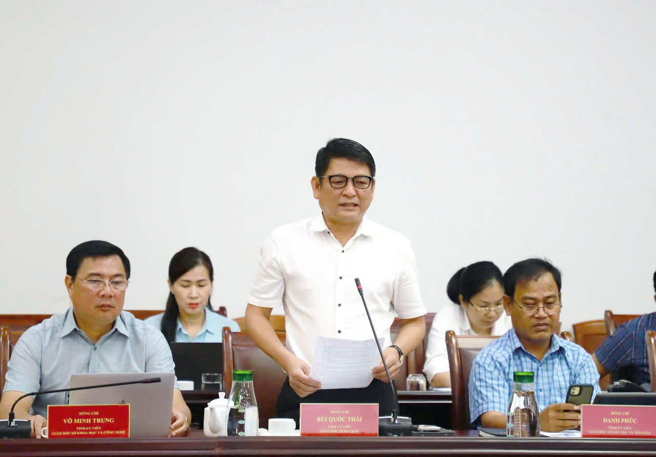 Giám đốc Sở Du lịch Bùi Quốc Thái báo cáo tại hội nghị