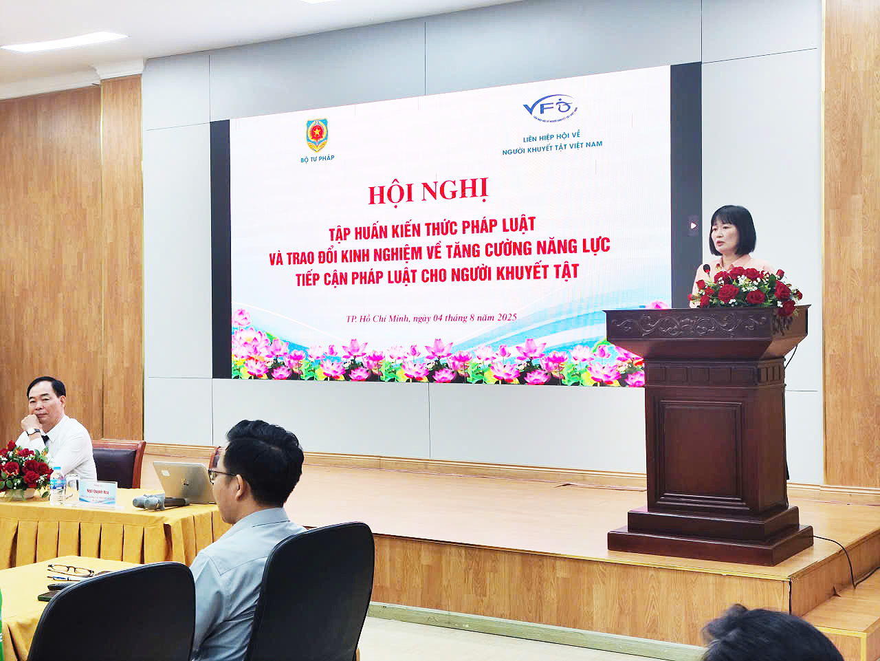 Bà Ngô Quỳnh Hoa, Phó Cục trưởng Cục Phổ biến, giáo dục pháp luật và Trợ giúp pháp lý - Bộ Tư pháp phát biểu tại Hội nghị.