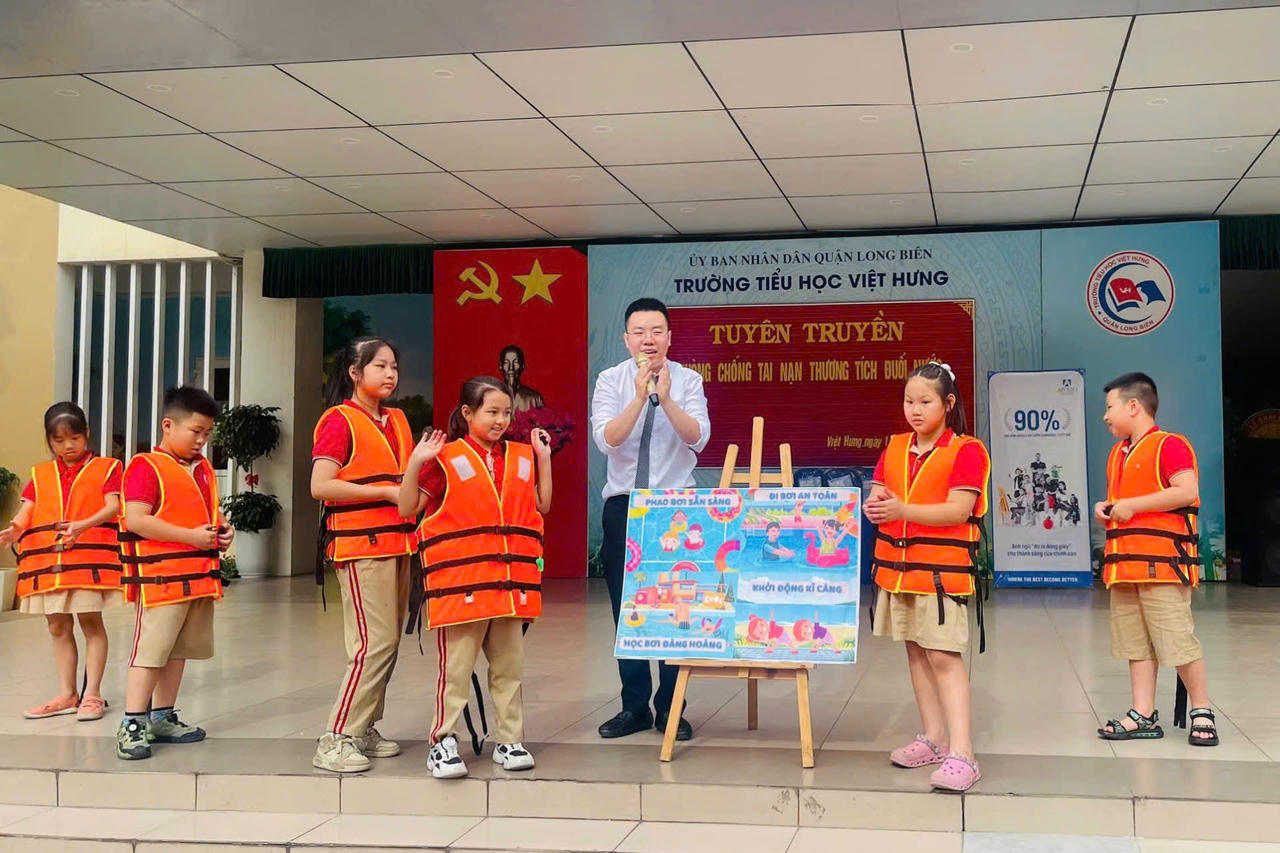 ThS. Tạ Chí Thành hướng dẫn học sinh kỹ năng phòng chống tai nạn đuối nước. (Ảnh: NVCC)