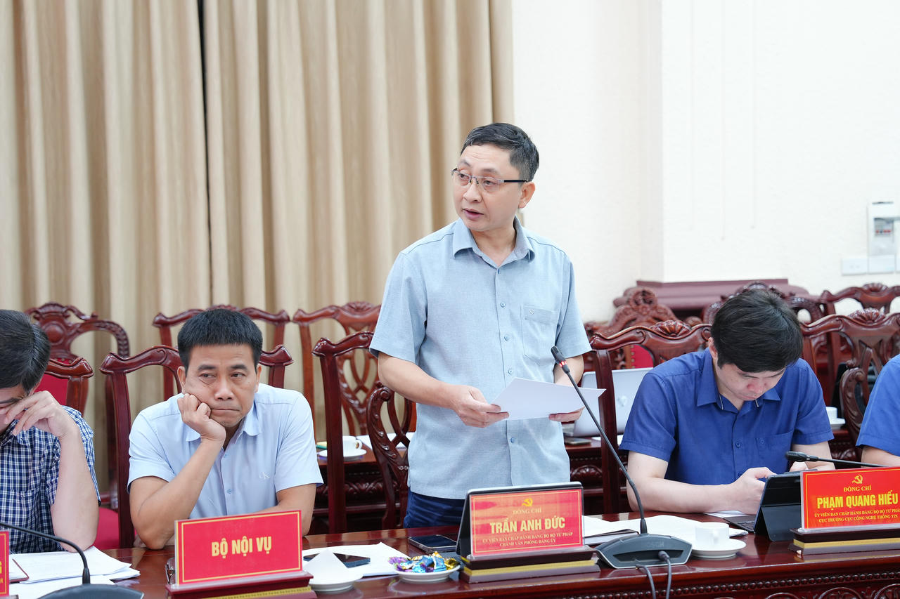 Đồng chí Trần Anh Đức, Chánh Văn phòng Đảng uỷ Bộ Tư pháp báo cáo tại Hội nghị.