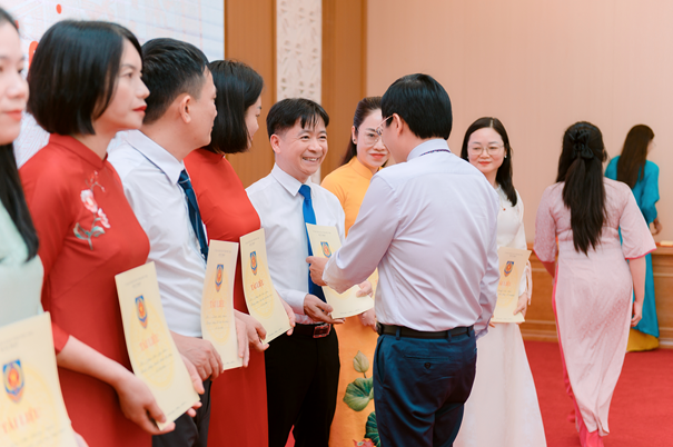 Các nhân sự nhận quyết định bổ nhiệm. Ảnh: Sở Tư pháp tỉnh Phú Thọ
