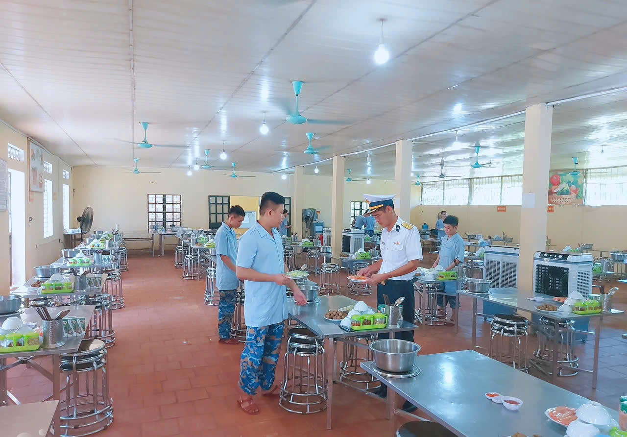 Trung tá Nguyễn Đăng Mạnh - Phó Chủ nhiệm Hậu cần - kỹ thuật Lữ đoàn 147 vùng 1 Quân chủng Hải quân, phụ trách Tổ hậu cần - kỹ thuật của khối diễu binh Hải quân giám sát, chỉ đạo quá trình thực hiện nhiệm vụ của Tổ hậu cần. (Ảnh: PV)