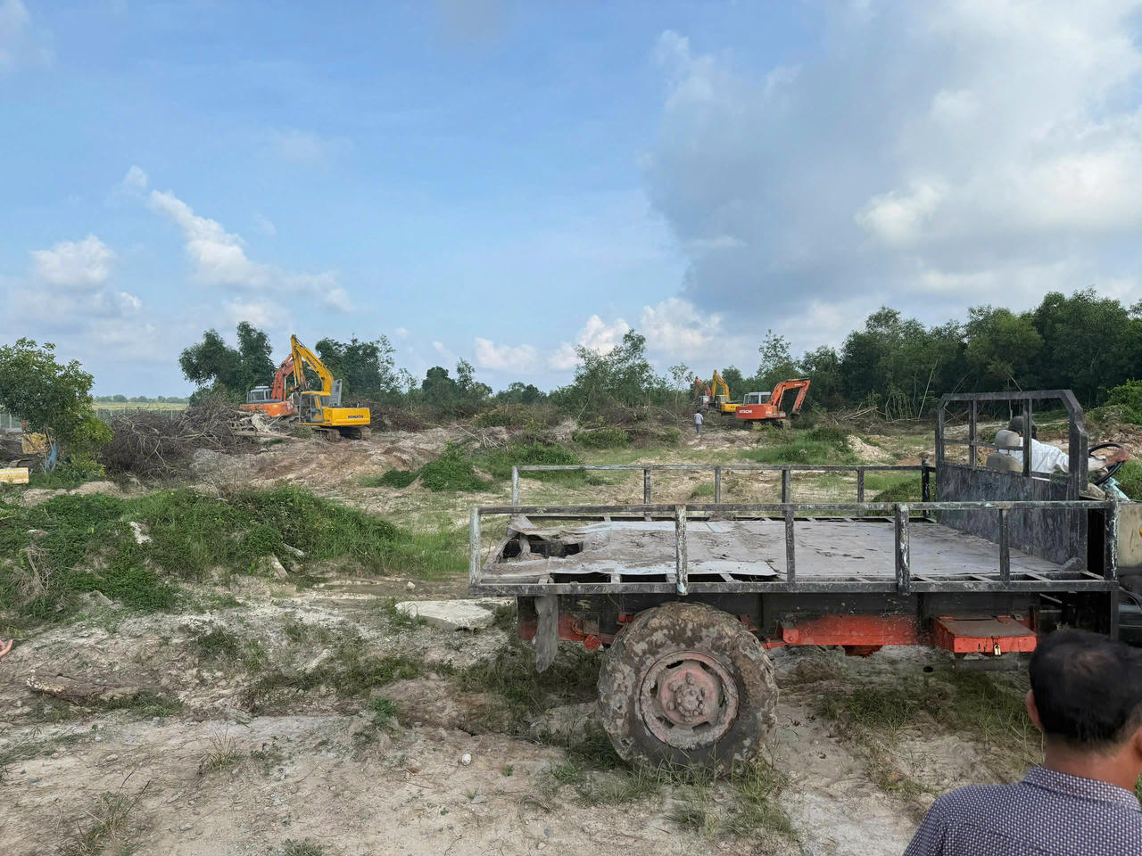 Lực lượng chức năng đặc khu Phú Quốc ra quân san ủi mặt bằng và xây dựng hàng rào bảo vệ trên phần đất thuộc quản lý của Cảng vụ hàng không Phú Quốc.