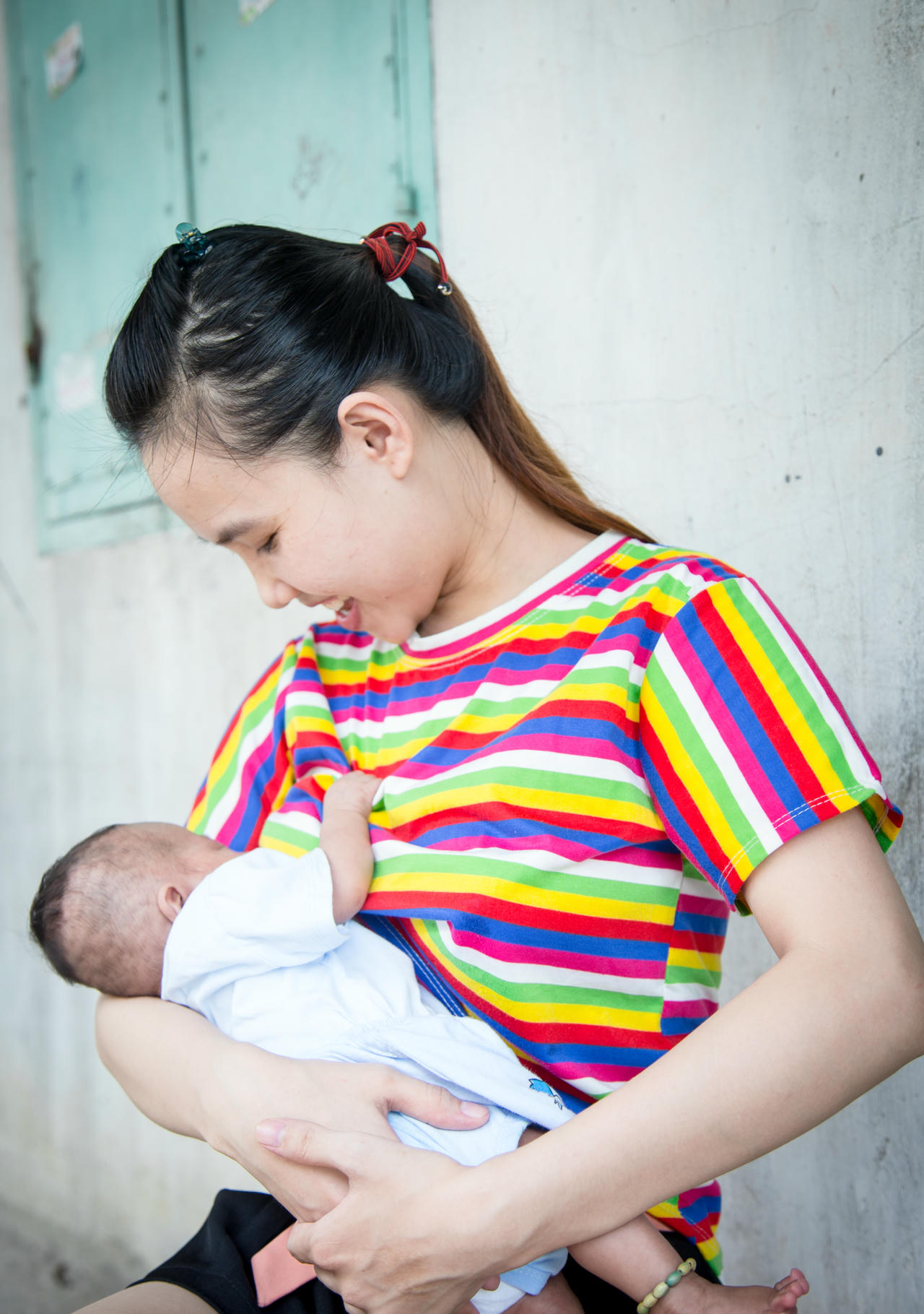 Ngoài việc nuôi con bằng sữa mẹ, bà mẹ này cũng vắt sữa của mình để hiến tặng cho ngân hàng sữa mẹ, để những trẻ sinh non, nhẹ cân, phải điều trị cách ly mẹ cũng được hưởng những dưỡng chất quý giá từ sữa mẹ. Ảnh: Hằng Phạm/Alive & Thrive