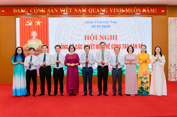 Sở Tư pháp Phú Thọ công bố hàng loạt quyết định công tác cán bộ Sở Tư pháp Phú Thọ công bố hàng loạt quyết định công tác cán bộ