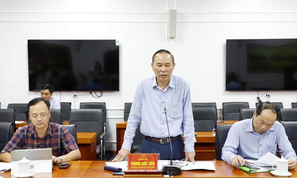 Thứ trưởng Bộ Nông nghiệp và Môi trường Phùng Đức Tiến.