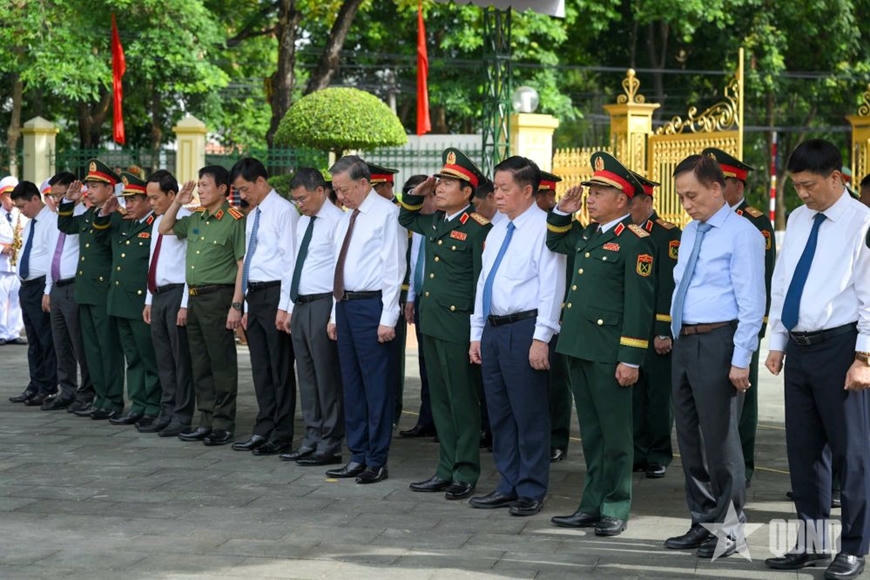 Tổng Bí thư Tô Lâm và các đại biểu dâng hương tưởng niệm các Anh hùng liệt sĩ Quân đoàn 12 (Ảnh: Báo QĐND)