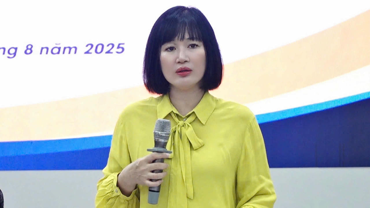 Bà Ngô Quỳnh Hoa - Phó Cục trưởng Cục Phổ biến, giáo dục pháp luật và trợ giúp pháp lý - Bộ Tư pháp phát biểu tại Toạ đàm